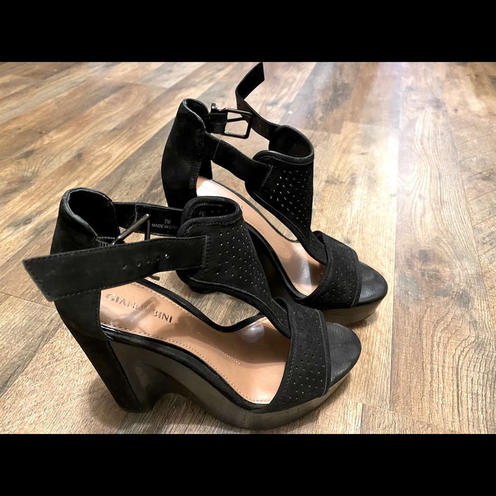 Size 7 Gianni Bini Black Wedges